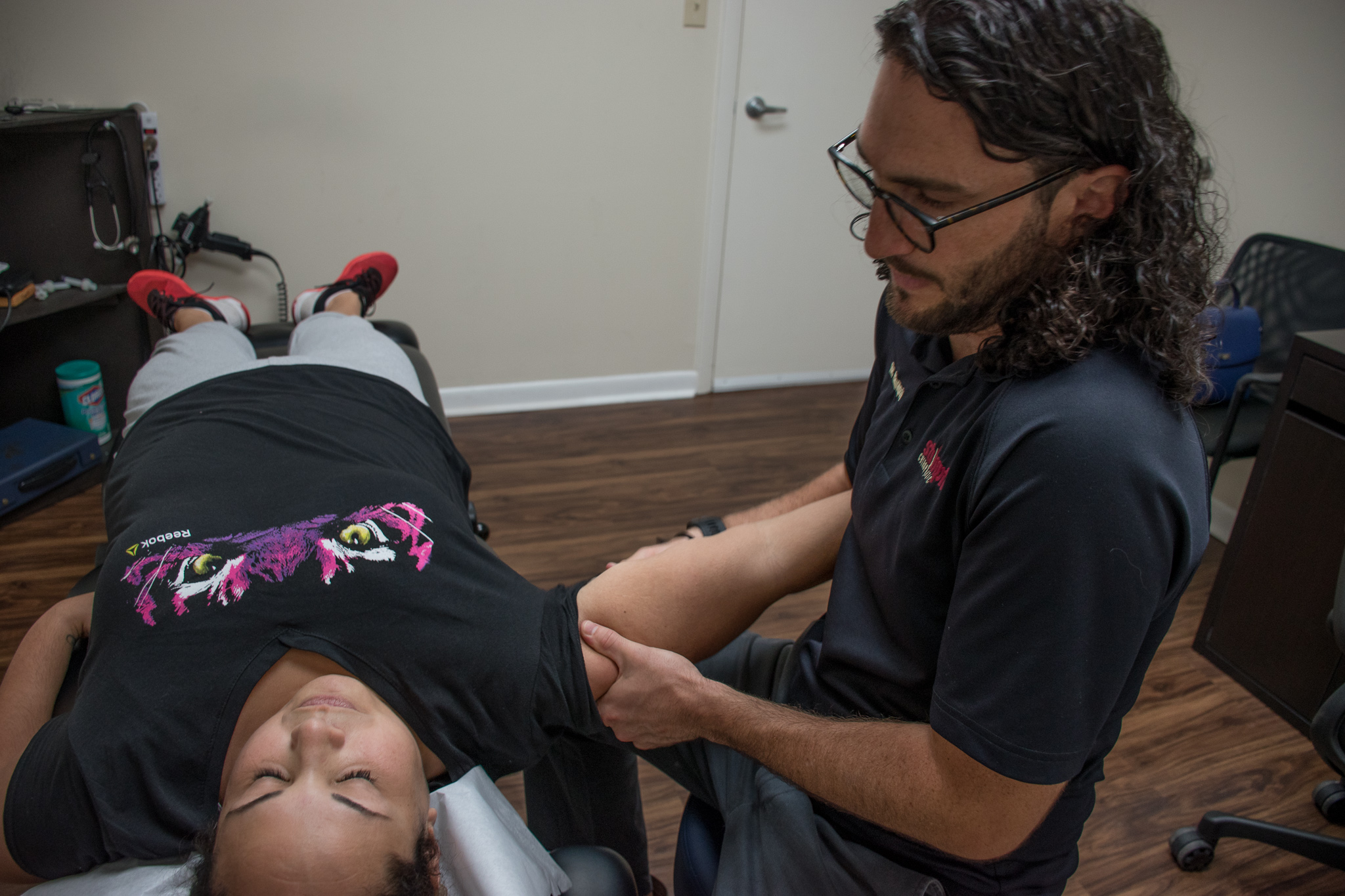 dr stumpff helping a client through back pain treatment in plantation